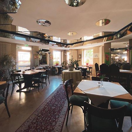 Zum Gruenen Turm Hotel Хохен Нойендорф Екстериор снимка
