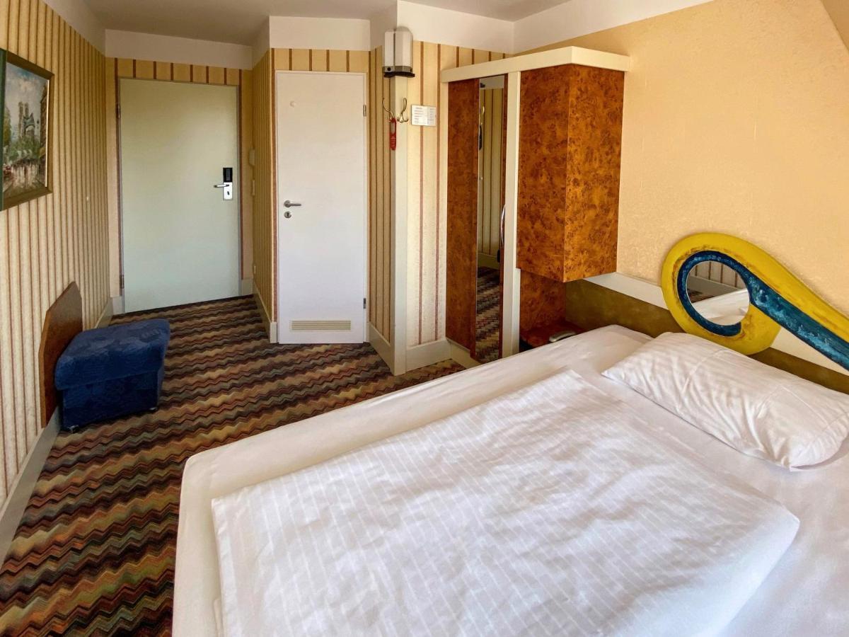 Zum Gruenen Turm Hotel Хохен Нойендорф Екстериор снимка